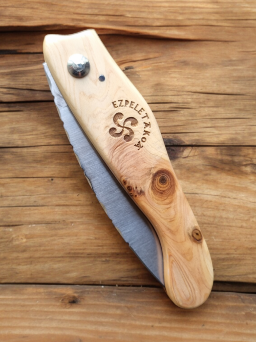 Couteau d'Espelette, Ezpeletakoa en genévrier