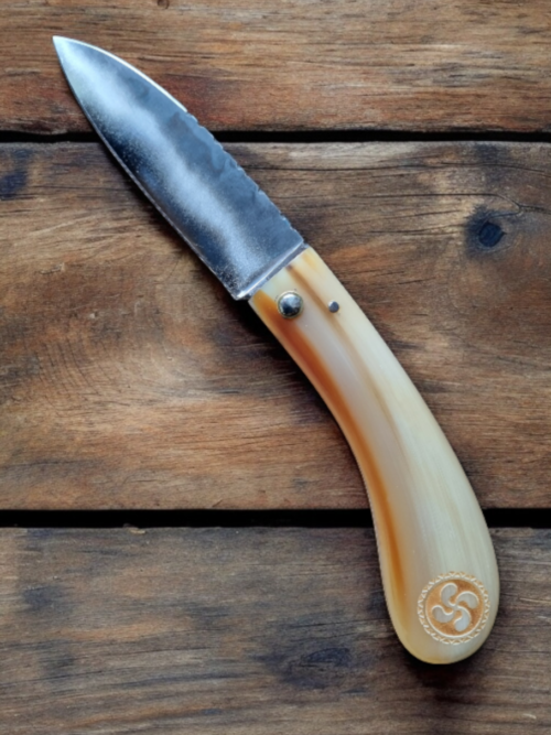 Couteau Nivelle en corne blonde flammée