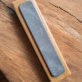 2-grain knife sharpening stone with wooden base - Image 2