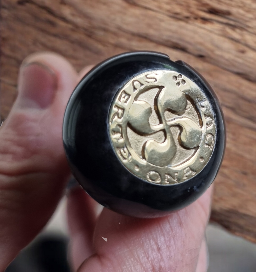 Couteau Makila corne noire et médaillon basque