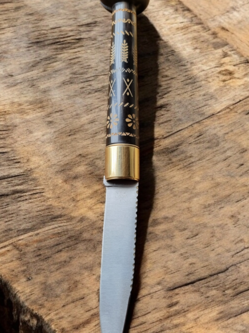 Couteau Makila corne noire et médaillon basque