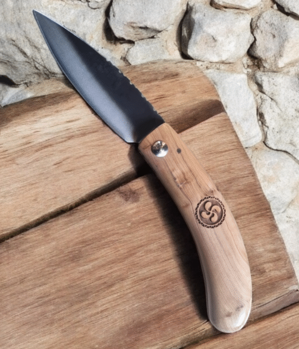 Basque shepherd's knife with juniper and carbon blade