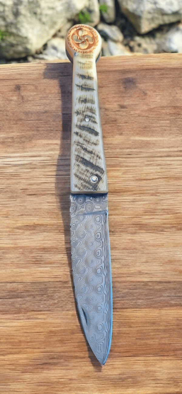 Basque ewe horn knife with Damascus blade