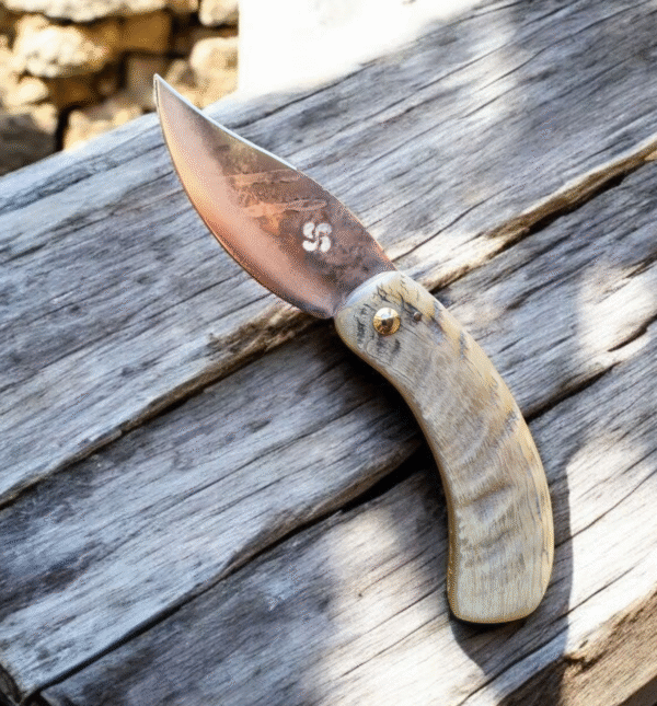 Betiko knife in horn