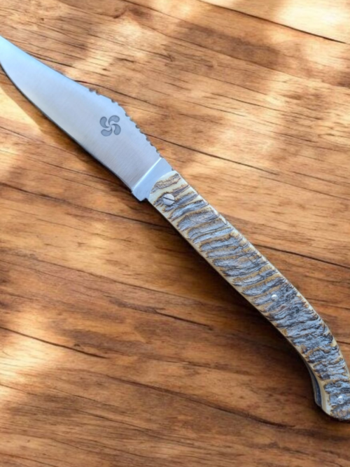 Couteau Yatagan Basque 1695 tout en corne de brebis basque (taille moyenne)