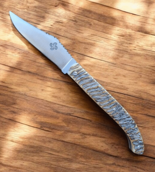 Basque yatagan knife from 1695 made entirely of Basque sheep horn (medium size).