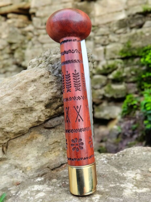 Cuchillo Makila en corazón rojo