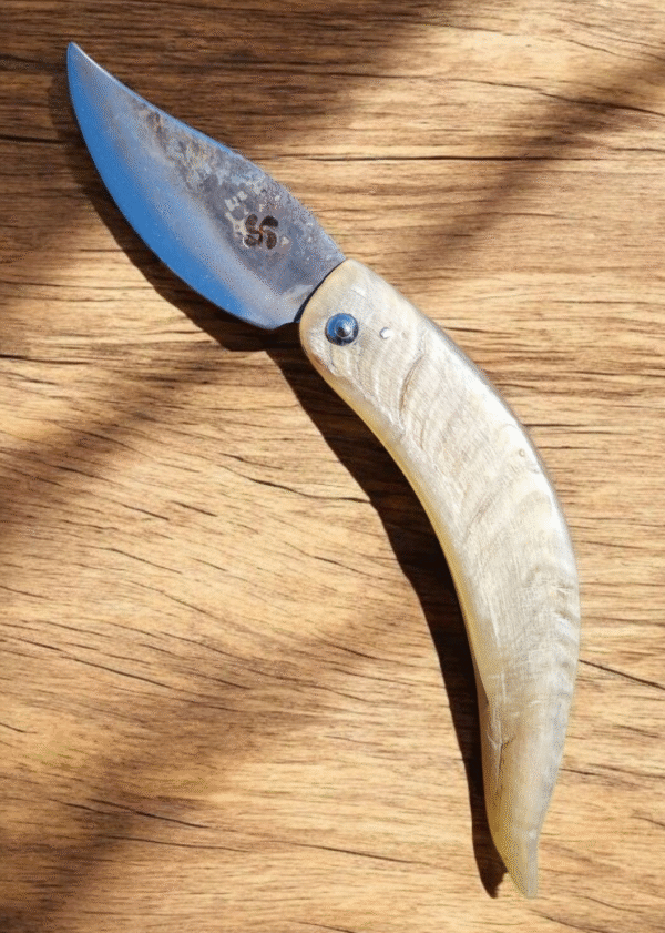 Betiko long ewe's horn knife